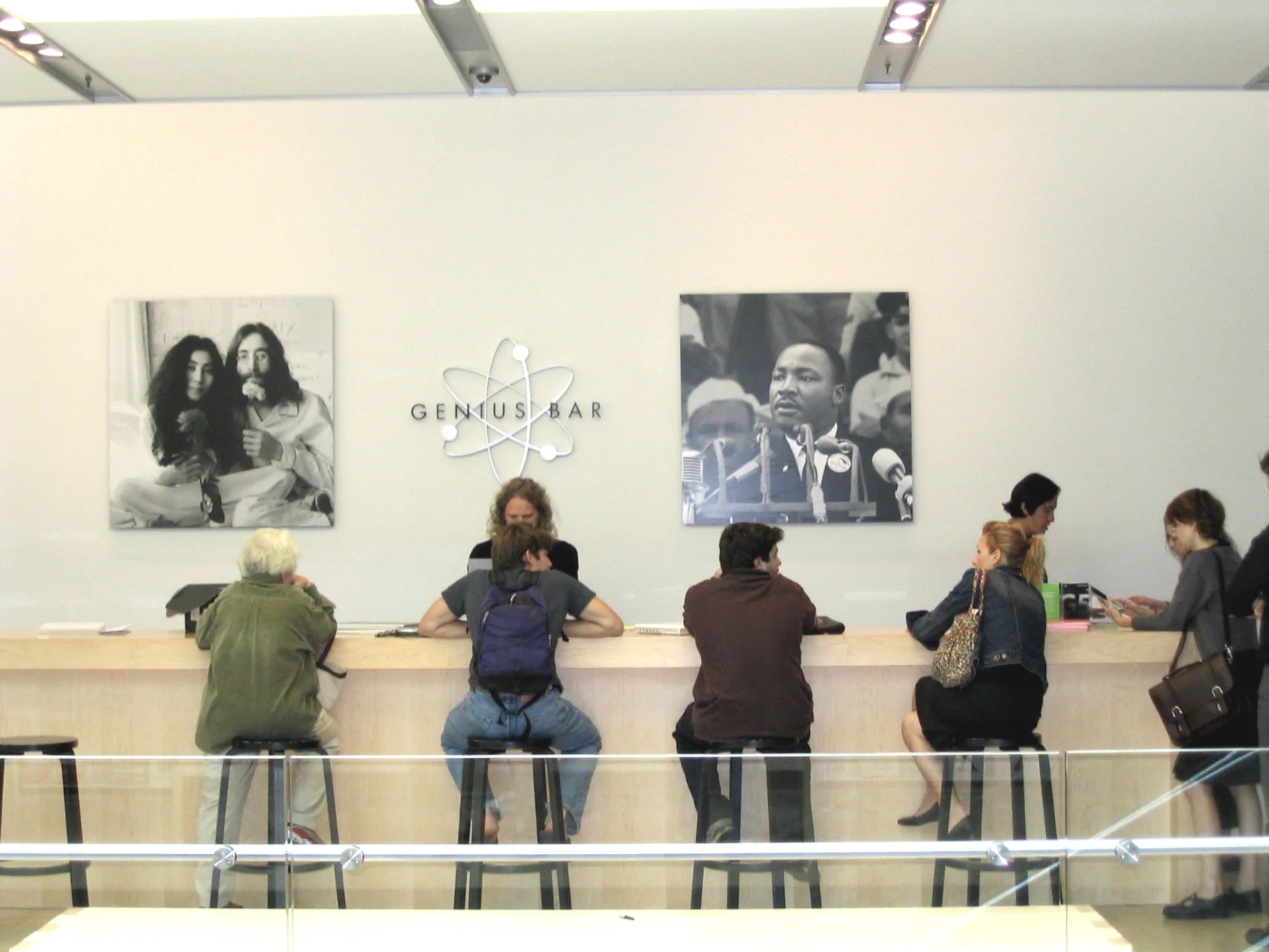 SE PUEDE USAR/El Genius Bar de la Apple Store del SoHo, en Nueva York, fotografiado en septiembre de 2003. Este espacio de atención personalizada se c - Foto: Davemn, CC BY 2.5 , via Wikimedia Commons.