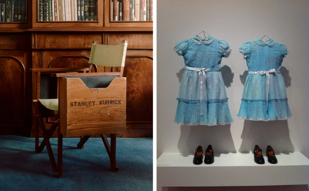 IZQ: Silla de director de Stanley Kubrick
DER: Vestidos celestes de las gemelas Grady - FOTO: Bonhams / Stanley Kubrick Film Archives
FOTO: By Eliot Phillips, wikipedia