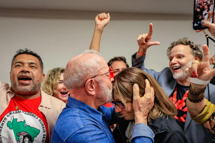 Lula festeja el triunfo y agradece a su mujer Rosângela , más conocida como Janja. - @LulaOficial