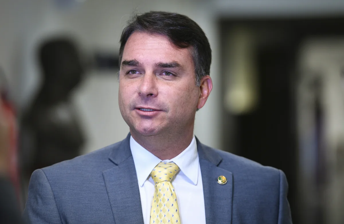 Flávio Bolsonaro reapareció desde Estados Unidos, se proclamó "verdadero presidente electo" y le agradeció a Milei 